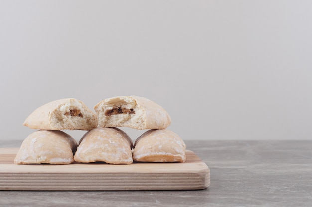 Galletas con relleno agrupadas en una placa de mármol