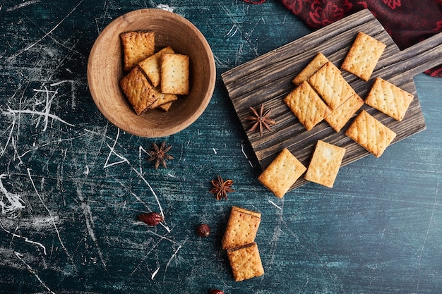 Galletas con relleno de cacao en una taza de madera, vista superior.