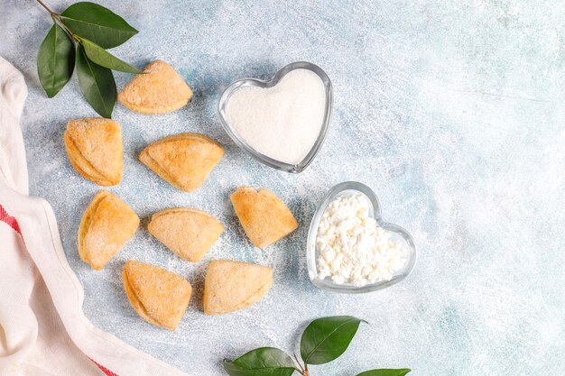 Galletas de requesón y azúcar galletas de gallo patas triangulares