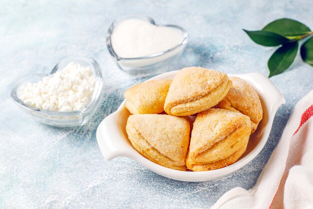 Galletas de requesón y azúcar galletas de triángulo de patas de gallo, vista superior