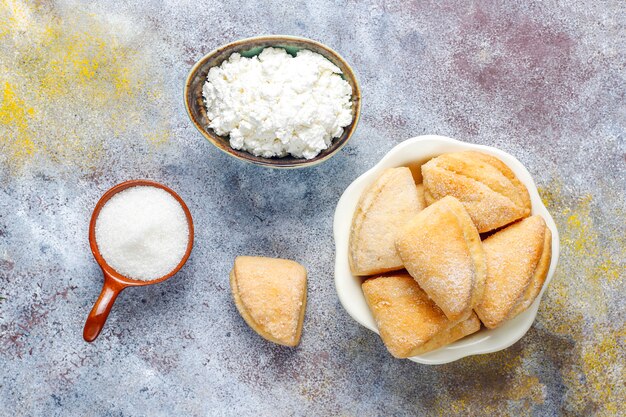 Galletas de requesón y azúcar galletas de triángulo de patas de gallo, vista superior