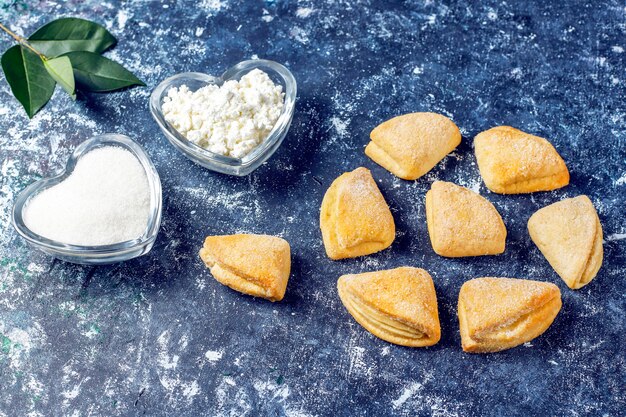 Galletas de requesón y azúcar galletas de triángulo de patas de gallo