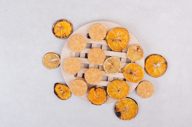 Galletas con rodajas de naranja sobre placa de madera