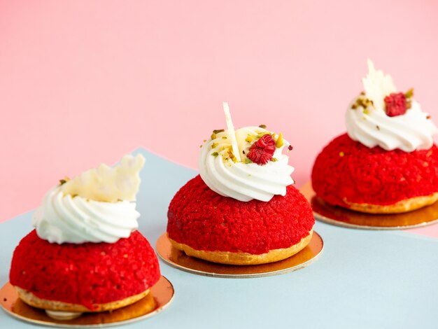 Galletas rojas con crema sobre la mesa