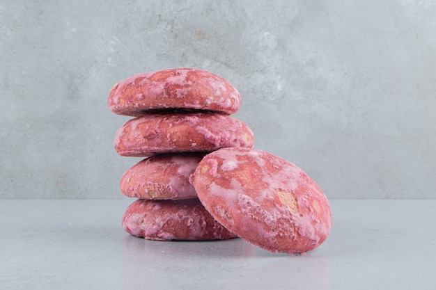 Foto gratuita galletas rosa agrupadas sobre fondo de mármol.