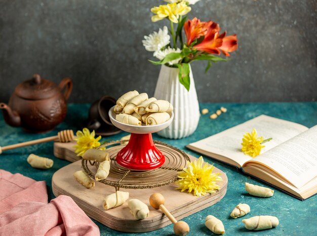 Galletas de ruleta rellenas de nueces y mezcla de azúcar