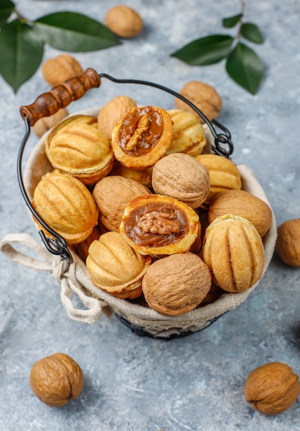 Galletas rusas caseras con leche condensada hervida y nueces.