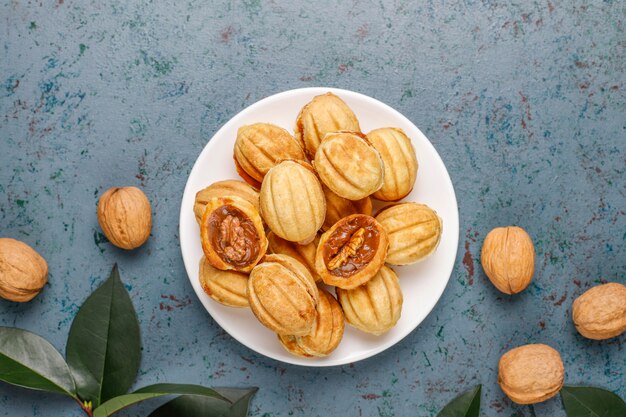 Foto gratuita galletas rusas caseras con leche condensada hervida y nueces.