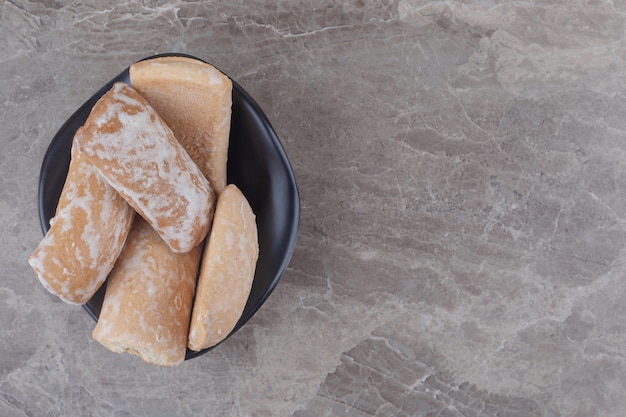 Galletas rusas en un tazón pequeño de mármol