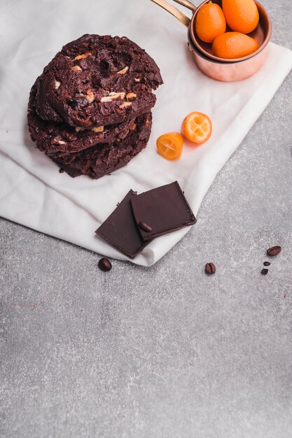 Galletas sabrosas que mienten cerca de pedazos del chocolate