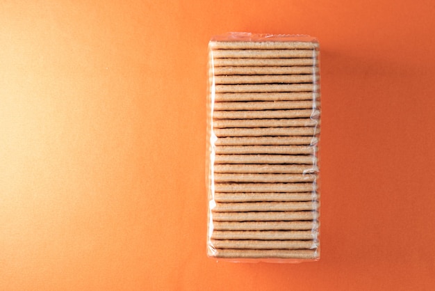 Galletas de sal en la mesa naranja