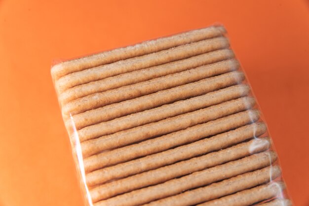 Galletas de sal en la mesa naranja