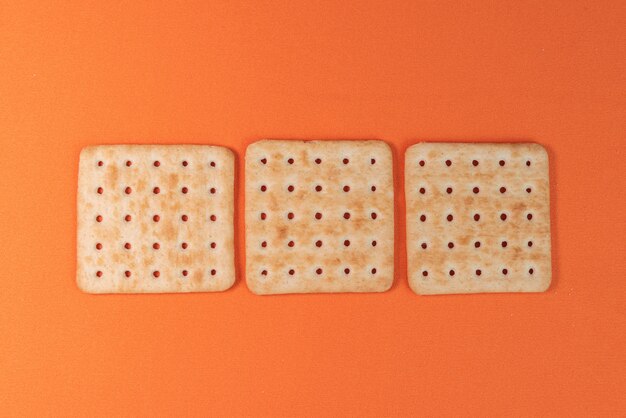 Galletas de sal en la mesa naranja