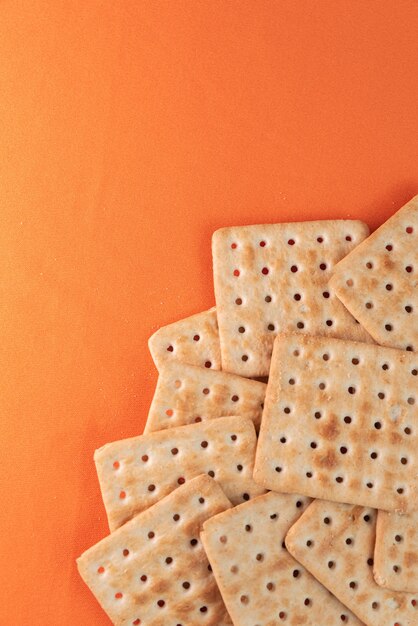 Galletas de sal en la mesa naranja