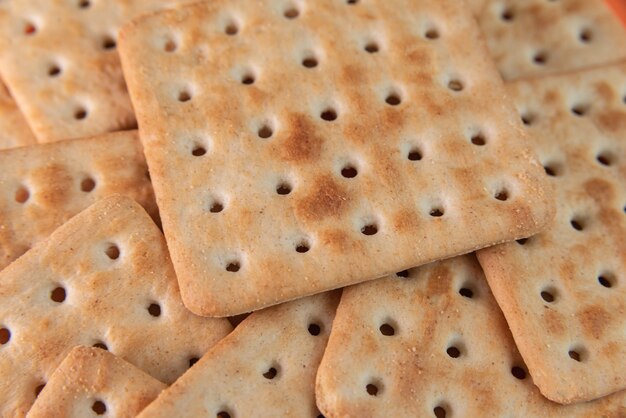 Galletas de sal en la mesa naranja