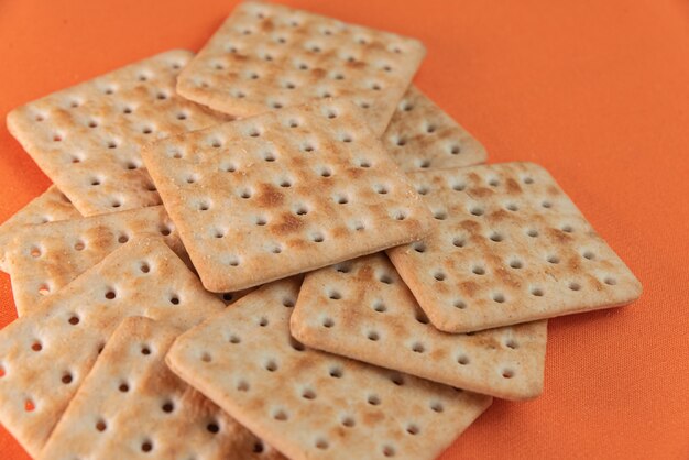 Galletas de sal en la mesa naranja