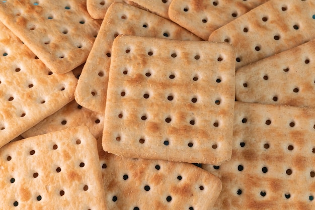 Galletas de sal sobre el fondo azul.