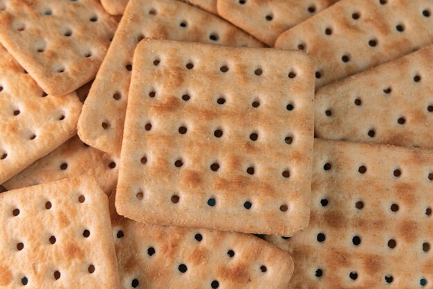 Galletas de sal sobre el fondo azul.