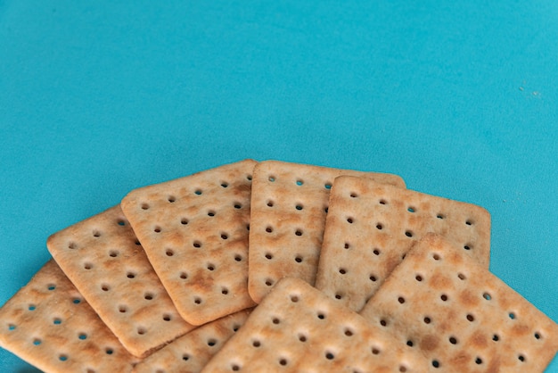 Galletas de sal sobre el fondo azul.