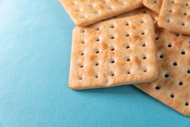 Galletas de sal sobre el fondo azul.