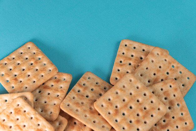 Galletas de sal sobre el fondo azul.