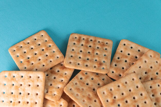 Galletas de sal sobre el fondo azul.