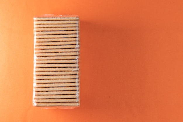 Galletas de sal sobre fondo naranja