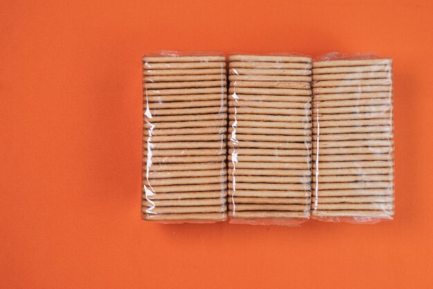 Galletas de sal sobre fondo naranja