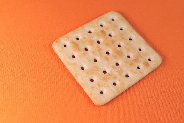 Foto gratuita galletas de sal sobre fondo naranja