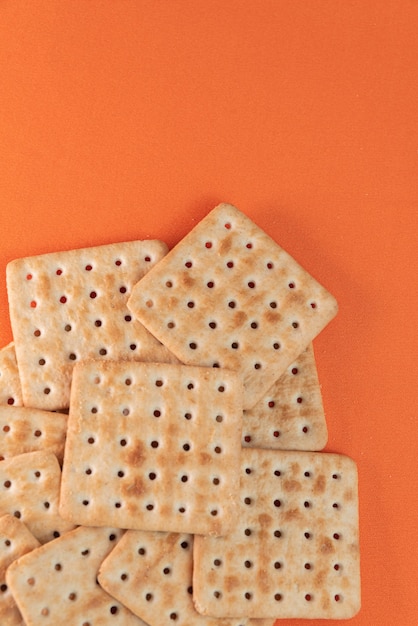 Galletas de sal sobre fondo naranja