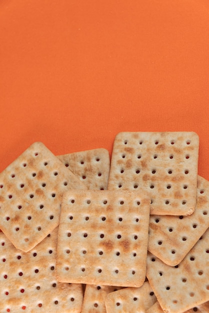 Galletas de sal sobre fondo naranja