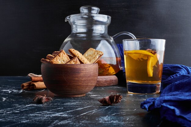 Galletas saladas con un vaso de limonada.