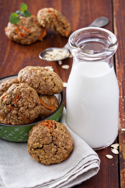 Foto gratuita galletas saludables de avena y zanahoria