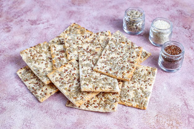 Galletas saludables sin gluten recién horneadas con semillas