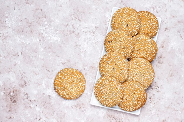 Galletas de semillas de sésamo estilo americano sobre fondo de hormigón ligero.