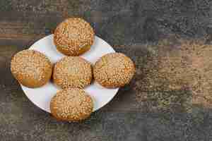 Foto gratuita galletas con semillas de sésamo en un plato blanco.