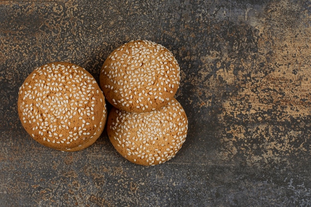 Galletas con semillas de sésamo sobre superficie de mármol.