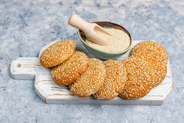 Galletas con semillas de sésamo en superficie de hormigón, vista superior