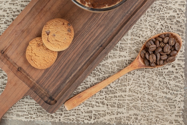 Galletas sobre tabla de madera con granos de café