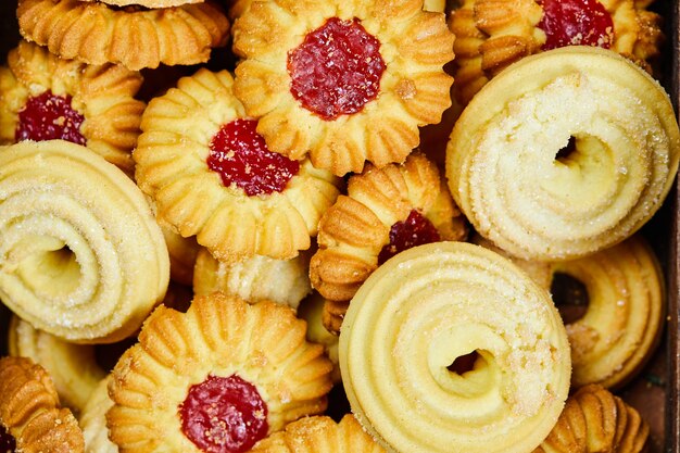 Galletas surtidas sobre una mesa.