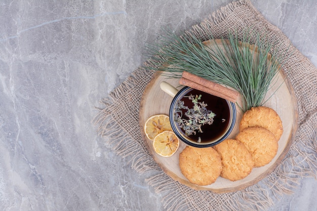 Galletas en una tabla de madera con una taza de glintwine