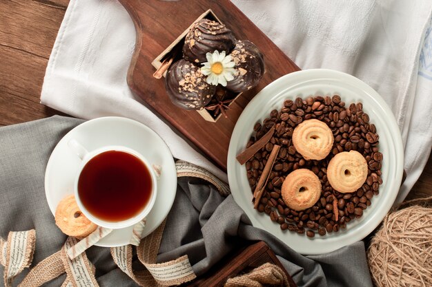 Galletas y una taza de té. Vista superior