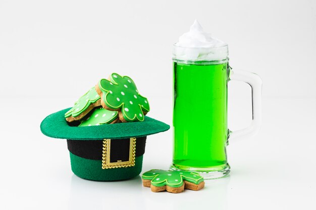 Galletas de trébol en arreglo de sombrero de duende