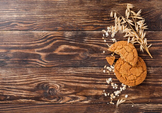 Galletas y trigo con copia espacio fondo de madera