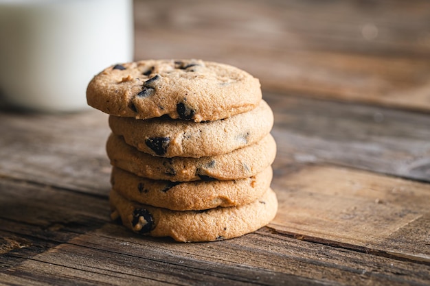 Las galletas con trocitos de chocolate se cierran sobre un fondo de madera