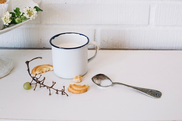 Foto gratuita galletas y uvas con leche