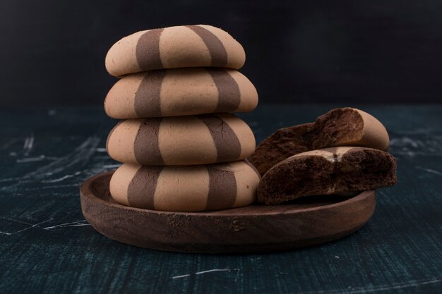 Galletas de vainilla y cacao en bandeja de madera