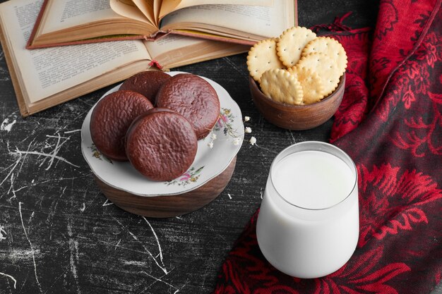 Galletas con un vaso de leche, vista superior.