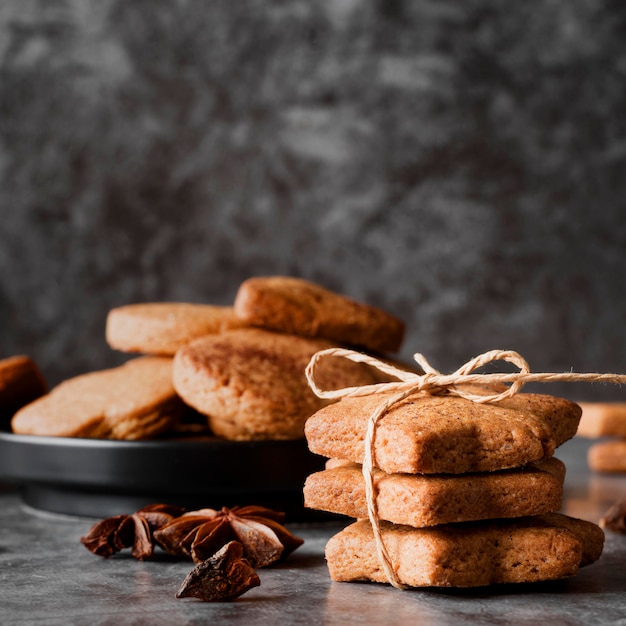 Galletas de vista frontal y anís estrellado