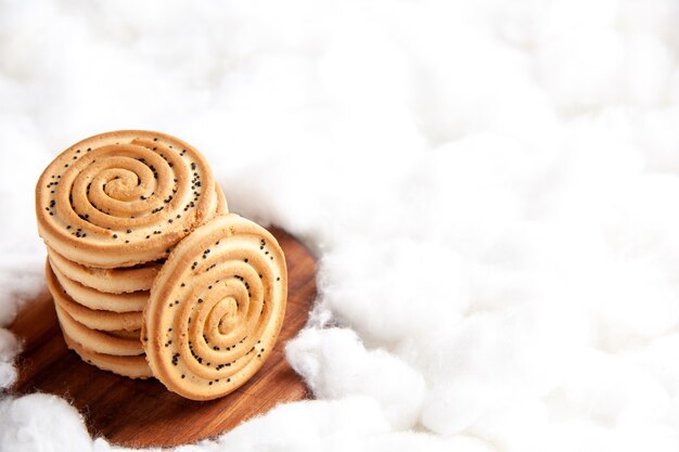 Foto gratuita galletas de vista frontal apiladas una encima de la otra sobre fondo blanco.